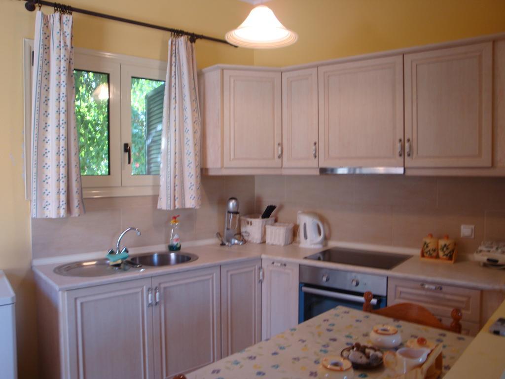 Yiannas Studio Gaios Room photo