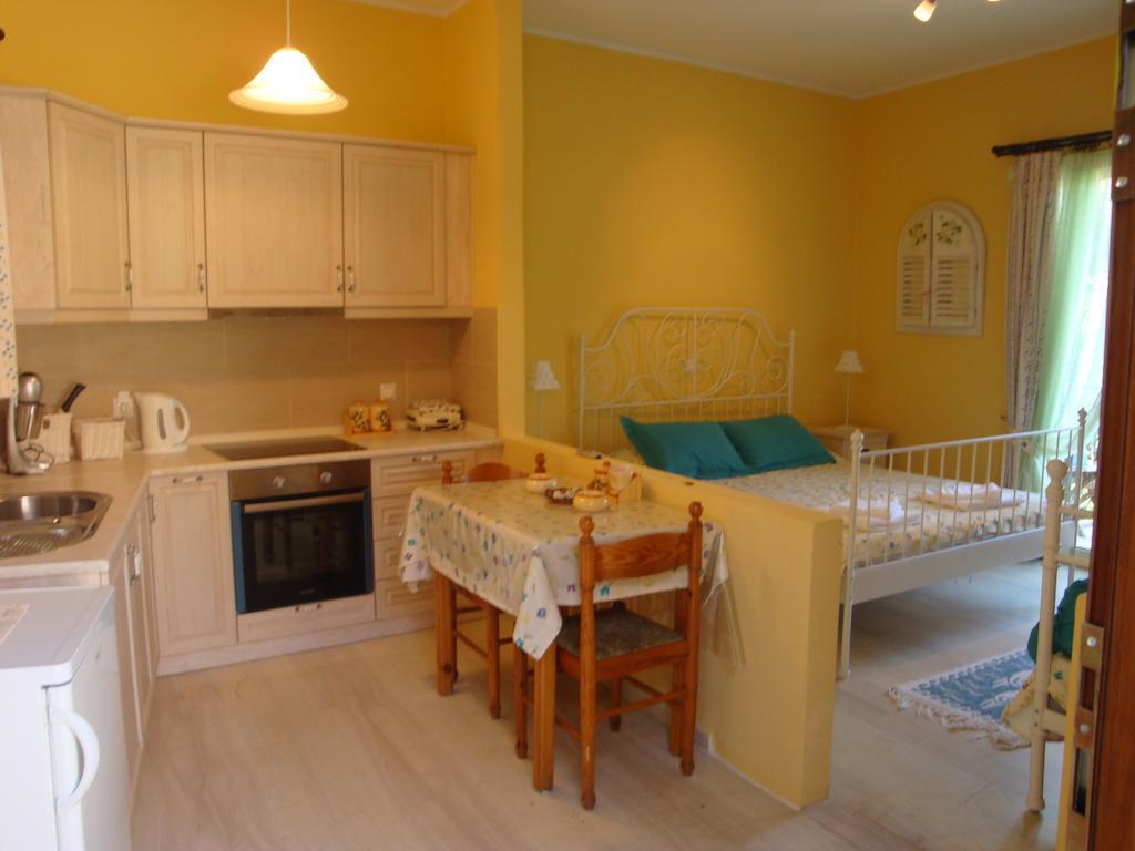 Yiannas Studio Gaios Room photo