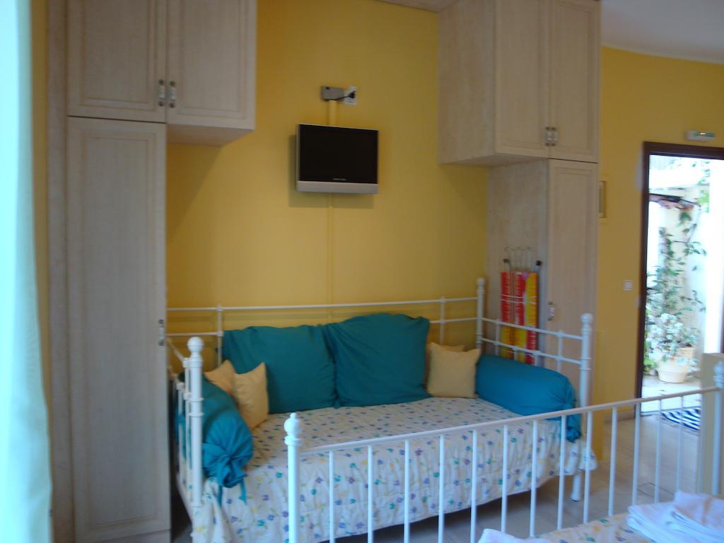 Yiannas Studio Gaios Room photo